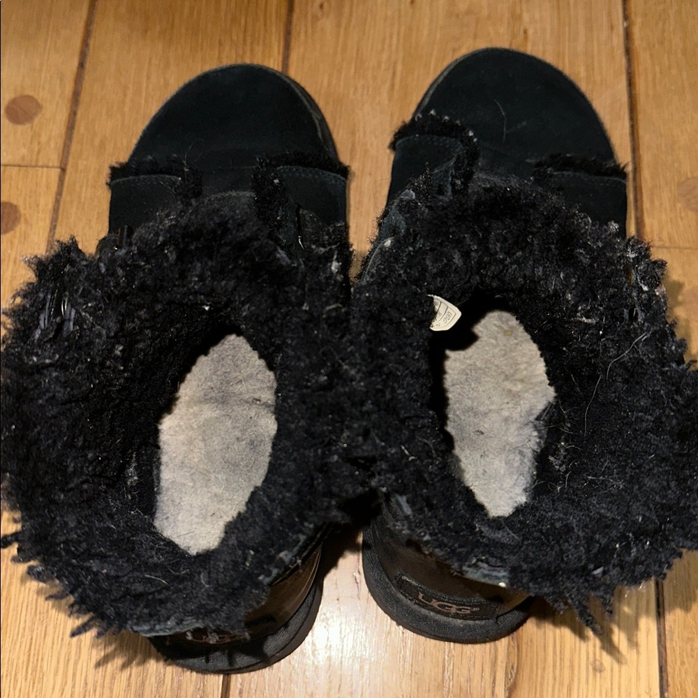BLACK STRAP UGGS - Picture 6 of 7